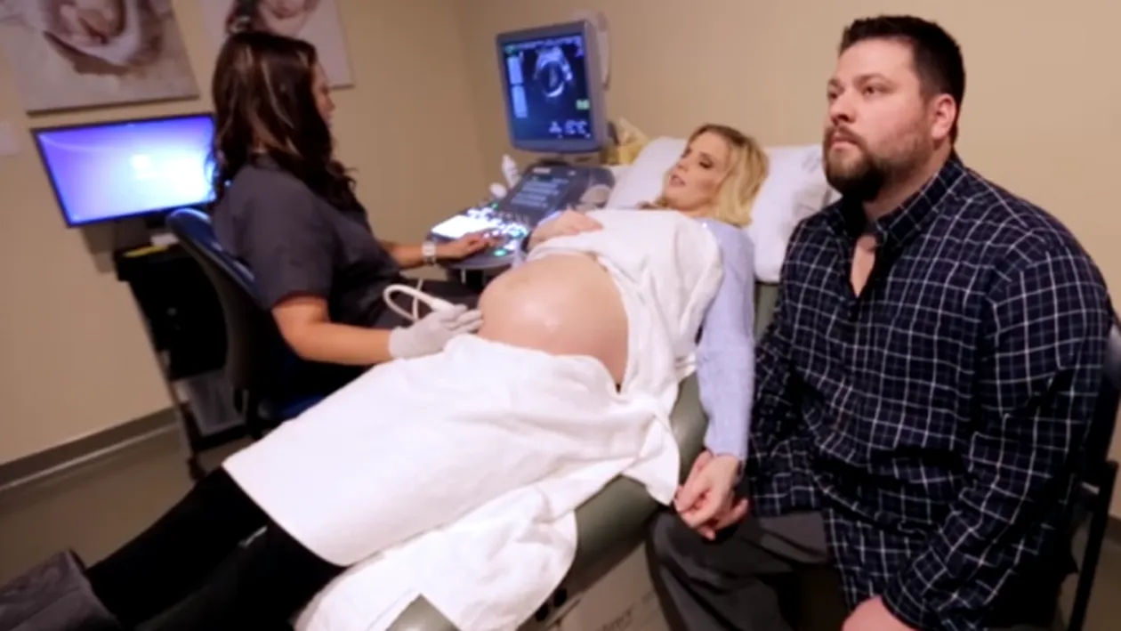 Incredibil! O femeie a rămas însărcinată cu doua perechi de gemeni identici, patru fetite