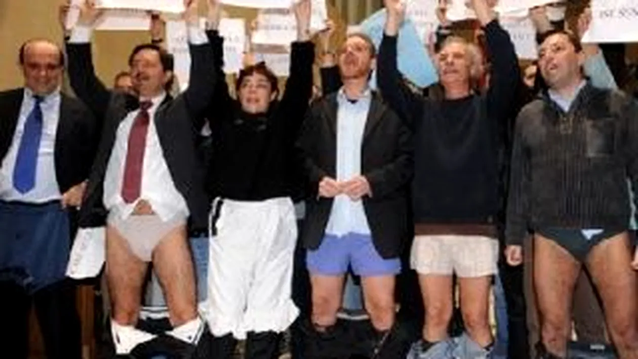 VIDEO Protest inedit al primarilor din Roma: si-au dat pantalonii jos inainte de sedinta de consiliu!