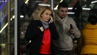 N-a scăpat-o din ochi pe ştiristă. Andreea Esca, la cumpărături de Crăciun cu bodyguardul după ea!