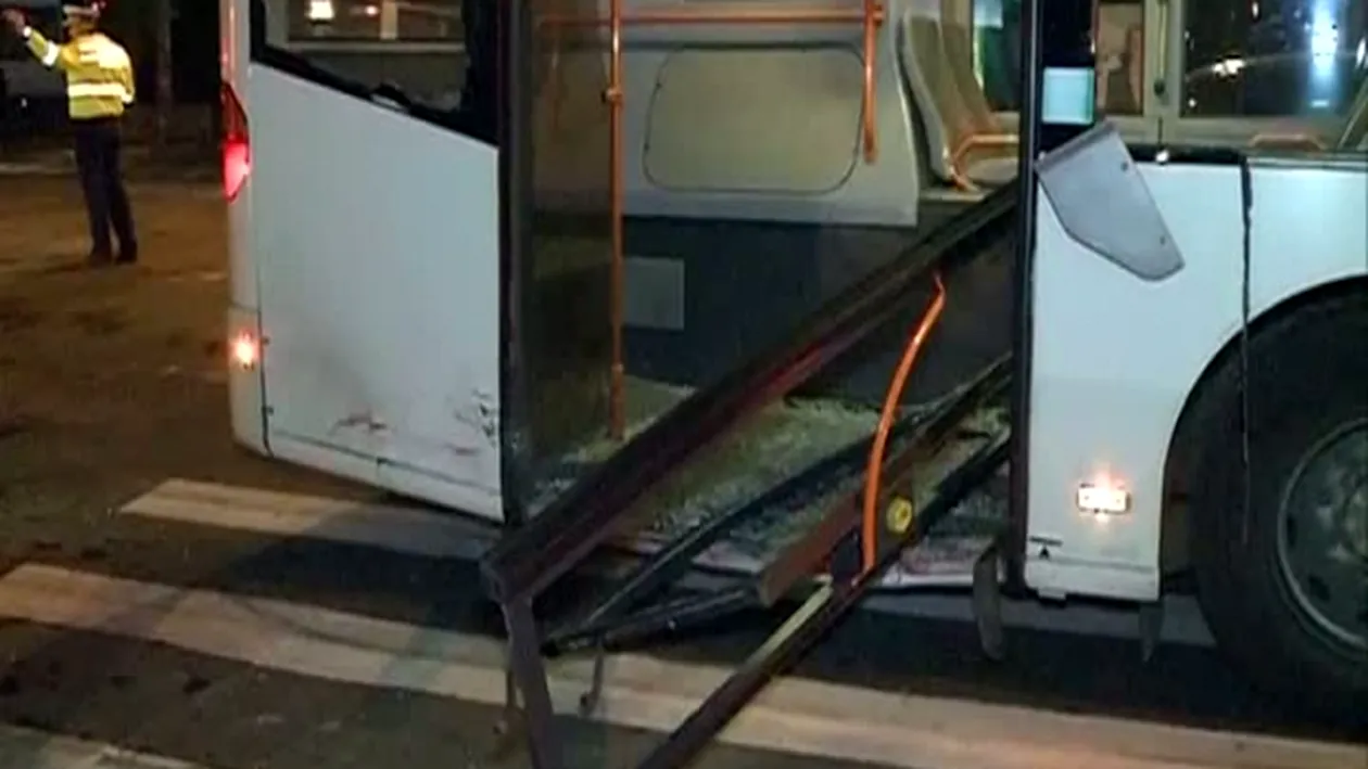 Accident spectaculos în Capitală: Un şofer a băut şi a intrat cu maşina într-un autobuz!