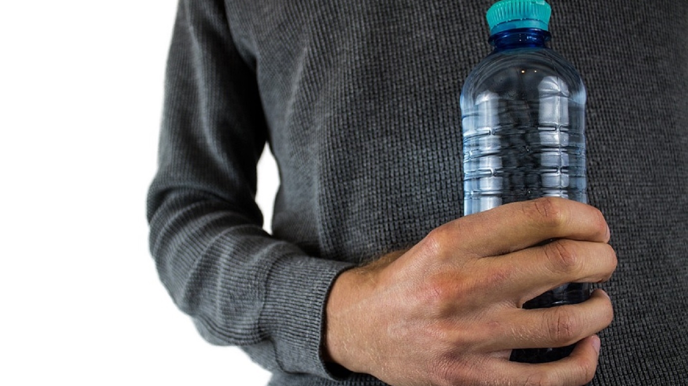 Pericolul sticlelor din plastic refolosite. Substanța chimică din care sunt făcute reprezintă un real pericol pentru sănătate