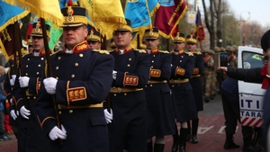 Incident la parada militară:  i s-a făcut rău! A fos scoasă pe braţe şi dusă la ambulanţă