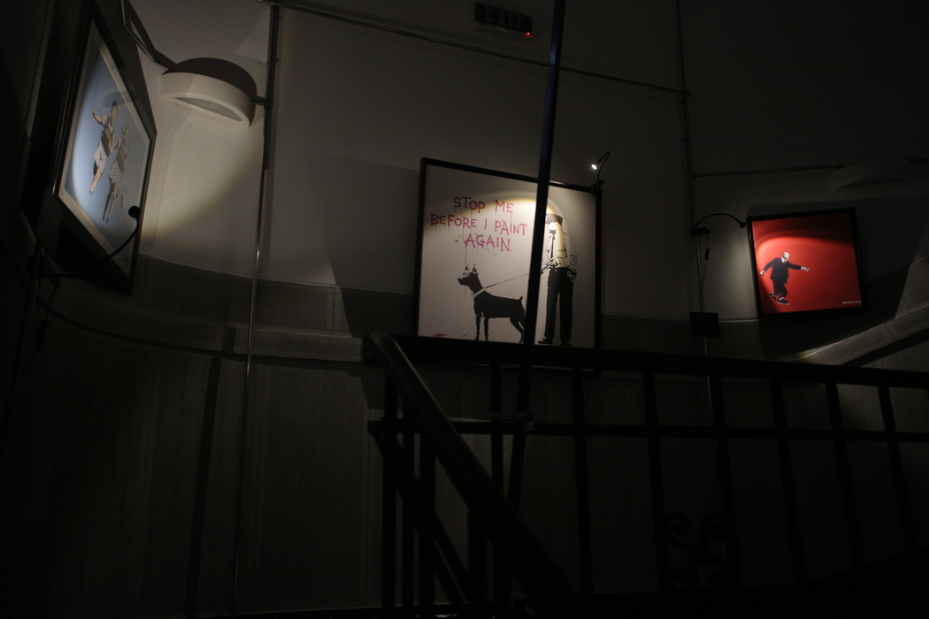 „The Art of Banksy”. Banksy, celebrul ”artist graffiti”, expoziție de senzație în Arcul de Triumf
