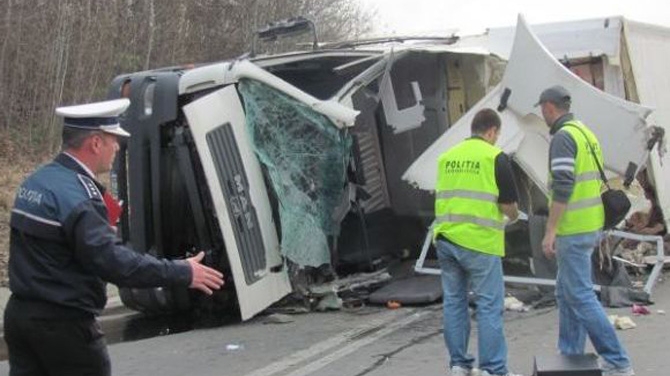 Cinci autoturisme au fost implicate intr-un accident pe DN 7! Trei persoane si-au pierdut viata