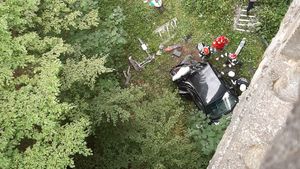 Un adolescent de 16 ani a sărit cu mașina de pe un pod, de la o înălțime de 20 de metri, în județul Vâlcea