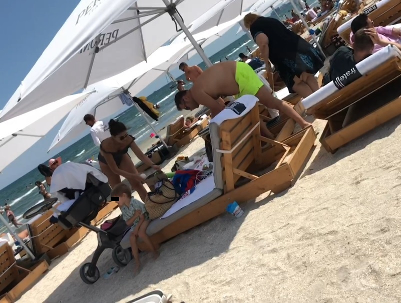 La nici o lună după ce a născut. Alina Pușcaș și-a scos bebelușa la plajă!