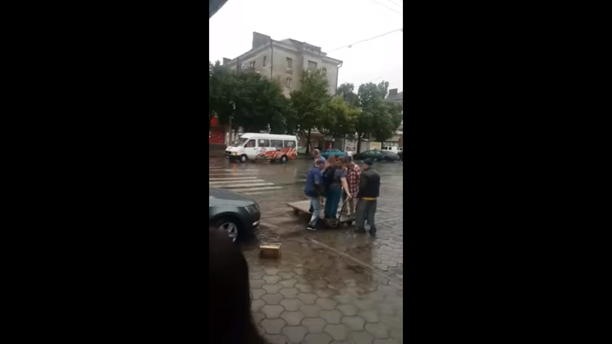 Ce idee genială de afaceri a avut un bucureștean. Trece oamenii strada inundată cu roaba. Câți lei cere pe drum