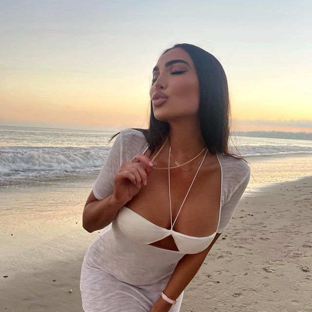 Gabriella zăpăcește toți bărbații cu formele ei