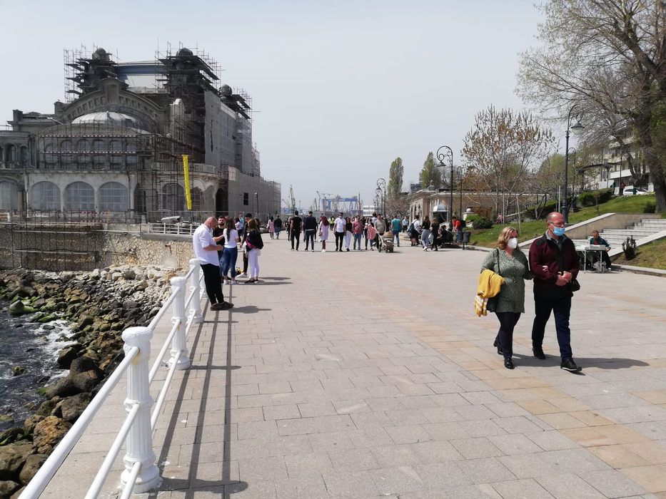 Constănțenii au ieșit la plimbare pe faleza de la Cazinou, de 1 Mai, înainte de Înviere
