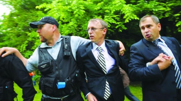 Marcel Hoară a fost bătut cu ouă de protestatari în 2012