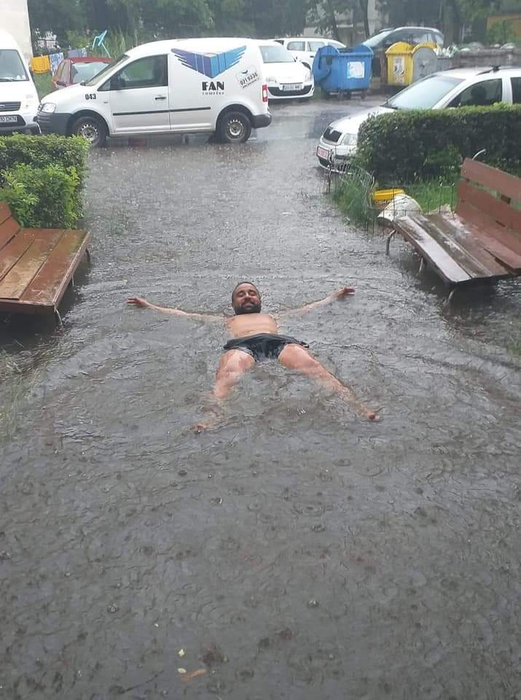 Piteșteanul a făcut baie ca la ștrand în fața blocului