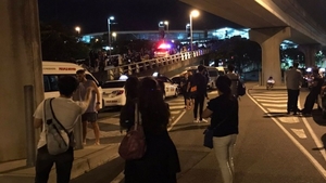 Panică pe un aeroport din Australia! Un bărbat înarmat a amenințat călătorii cu un cuțit. „A vrut să ne omoare pe toţi!”