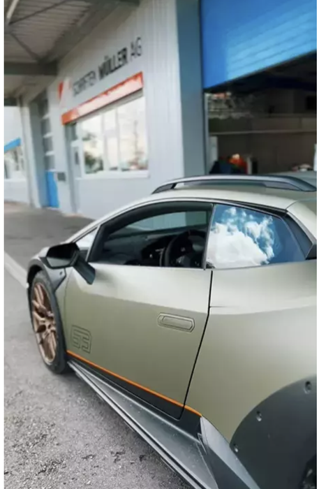 Mașinile de lux ale legendarului parașutist Felix Baumgartner, scoase la vânzare! Cu cât poți achiziționa Lamborghini, McLaren și Mercedes G500 Brabus