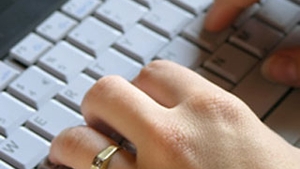 Un barbat a atacat-o cu un topor pe iubita lui virtuala pentru ca nu l-a placut in realitate