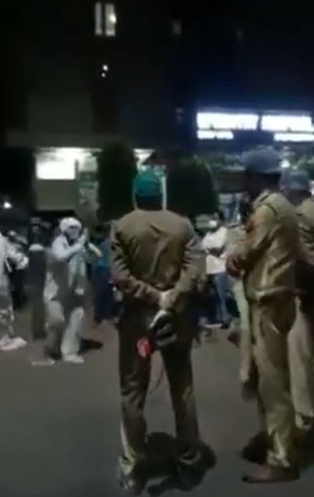 O femeie din India care avea COVID ​a murit după ce polițiștii i-au luat butelia de oxigen ca să ajute un VIP. Imaginile sfâșietoare cu fiul pacientei care i-a implorat în genunchi să nu ia recipientul | VIDEO