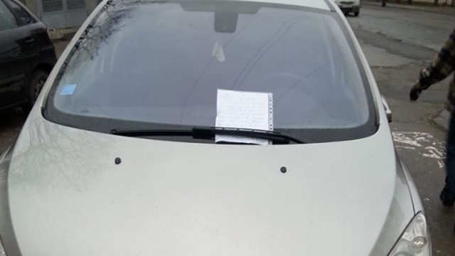 INCREDIBIL! I-a lovit masina si pe urma a facut ASTA! Ce a gasit acest sofer pe parbrizul masinii. A ramas fara cuvinte!