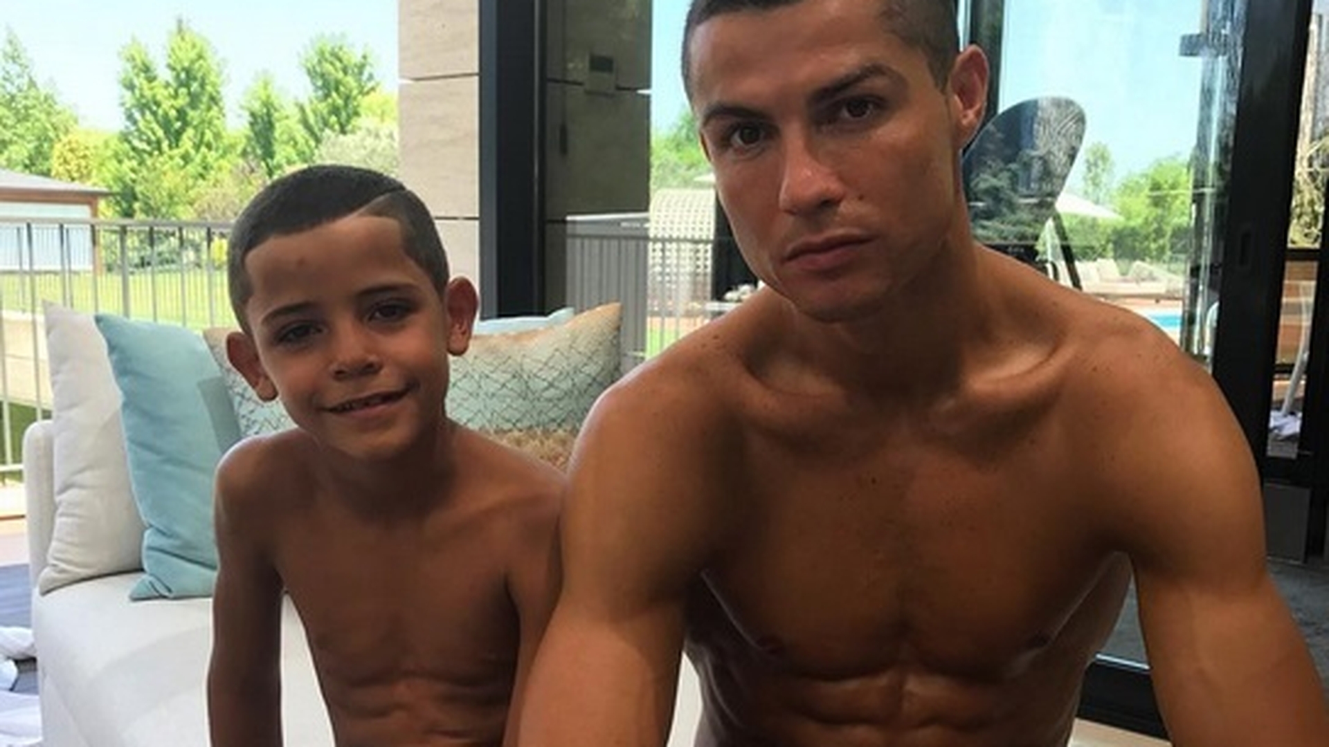 Cristiano Ronaldo şi iubita lui însărcinată, prima imagine cu unul din gemeni! Fotbalistul e vrăjit de bebeluş