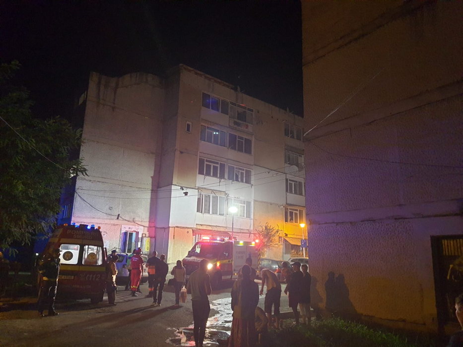 Au dat foc intenționat unui bloc din Neamț! Trei oameni au ajuns la spital, iar 40 de locatari au fost evacuați