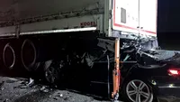 Un tânăr de 25 de ani a murit, după ce a intrat cu mașina sub un TIR