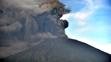 Alertă de gradul zero în Bali: Vulcanul de pe Muntele Agung erupe din nou!