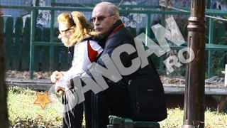 Octavian Bellu si-a scos sotia la o plimbare in parc! Au mancat covrigi, iar Mariana Bitang nu si-a putut invinge marele viciu: fumatul