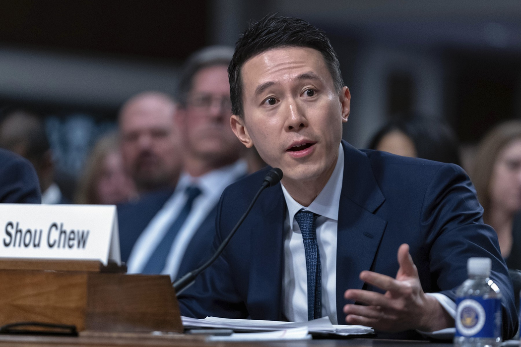 CEO-ul TikTok, Shou Zi Chew, depune mărturie în timpul audierii de catre Comisia Judiciare a Senatului privind siguranța online a copiilor la Capitol Hill, 31 ianuarie 2024, la Washington. Foto: Profimedia
