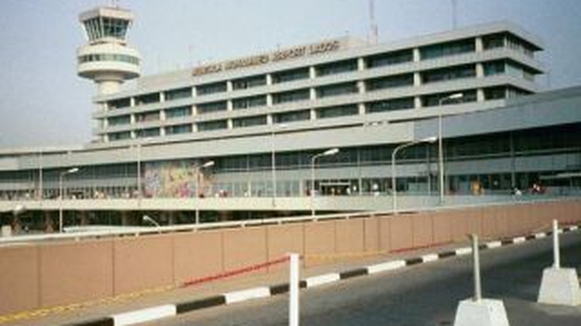 Politician nigerian, arestat pe aeroportul din Lagos cand incerca sa scoata din tara 2,1 kg de cocaina, ascunse in stomac