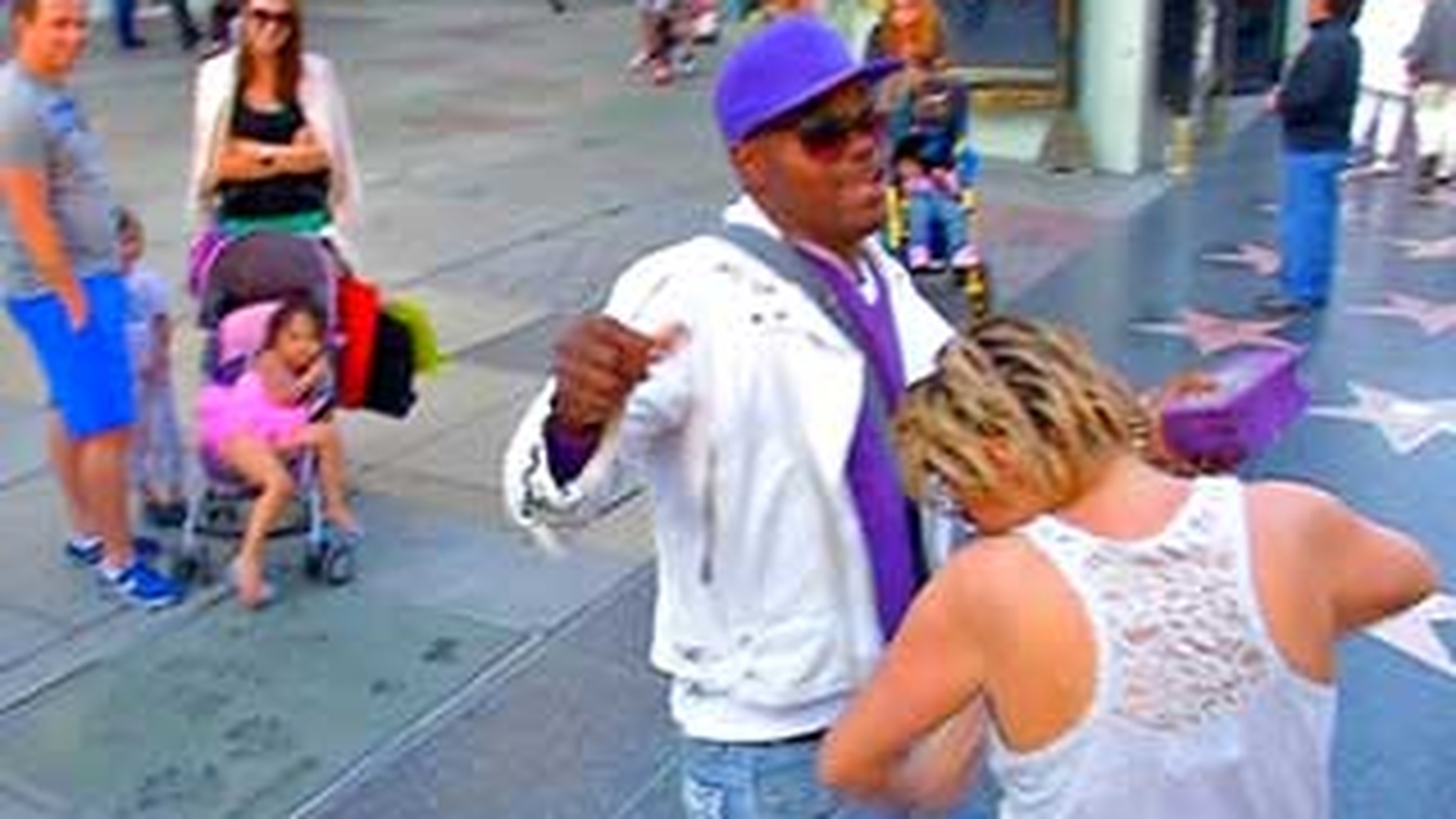 Anamaria Prodan are "lautar" in Los Angeles! A dansat desculta pe Walk of fame in timp de un afroamerican ii canta!