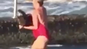 A început să se lupte cu un rechin sub privirile îngrozite ale fiicei sale care filma totul! Femeia a devenit rapid vedetă şi a fost numită o eroină