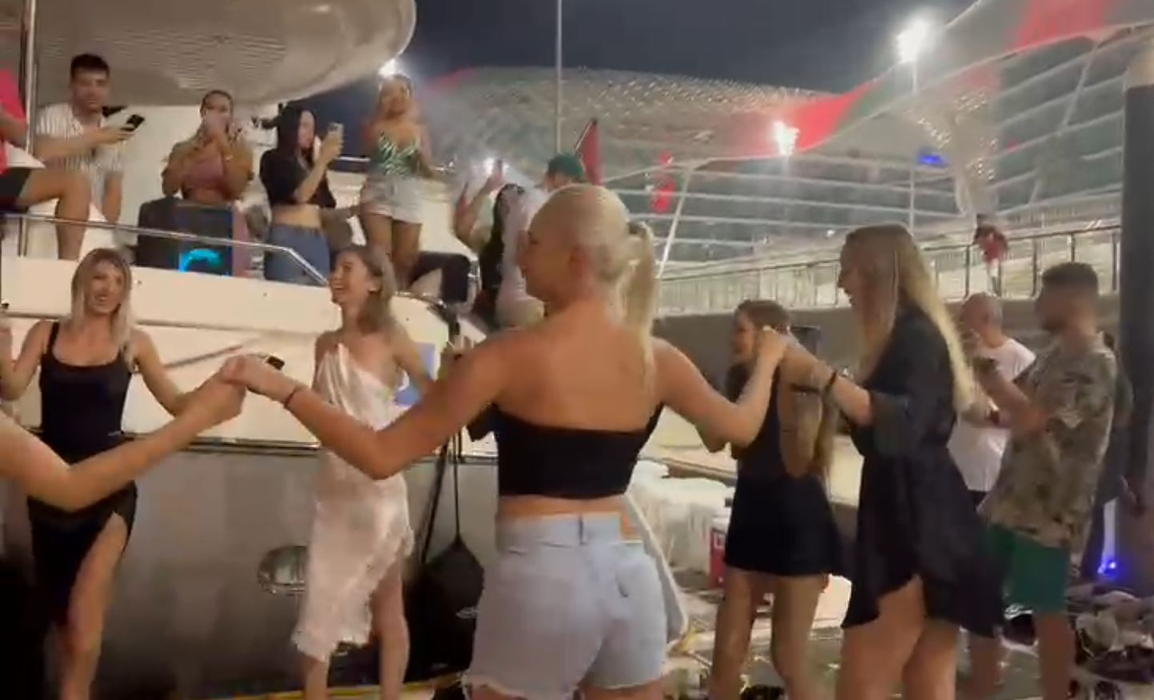 România e prezentă la CM din Qatar! Mai multe “bunăciuni” au făcut senzație, lângă un yacht, și au atras privirile tuturor | VIDEO