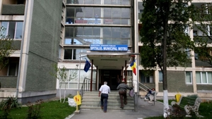 Un bărbat din Motru cu degerături a murit după ce a fost ținut trei zile în spital, fără a fi operat. Declarația medicului: ”Unu, ieşeam din tură şi doi, anestezistul era în concediu!”