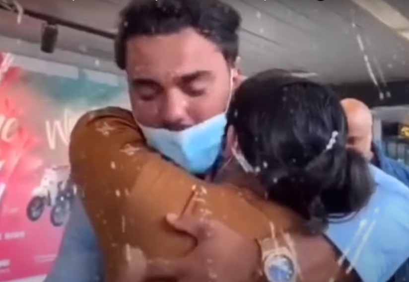 Imagini emoționante. Cum a fost întâmpinat Jador pe aeroport, la întoarcerea în România – mama lui a plâns în hohote!