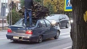 A încurcat maşina cu... căruţa! În ce oraş din România a fost surprinsă imaginea cu bărbatul care sfidează toate regulile de circulaţie