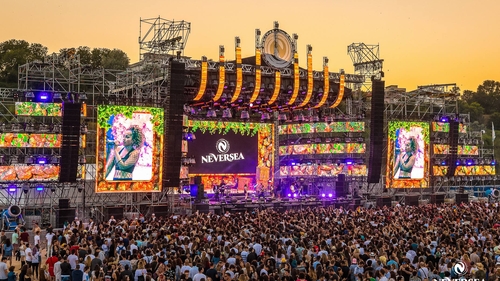 În acest an, NEVERSEA are și un imn oficial! Este compus de Alexandra Stan și Manuel Riva