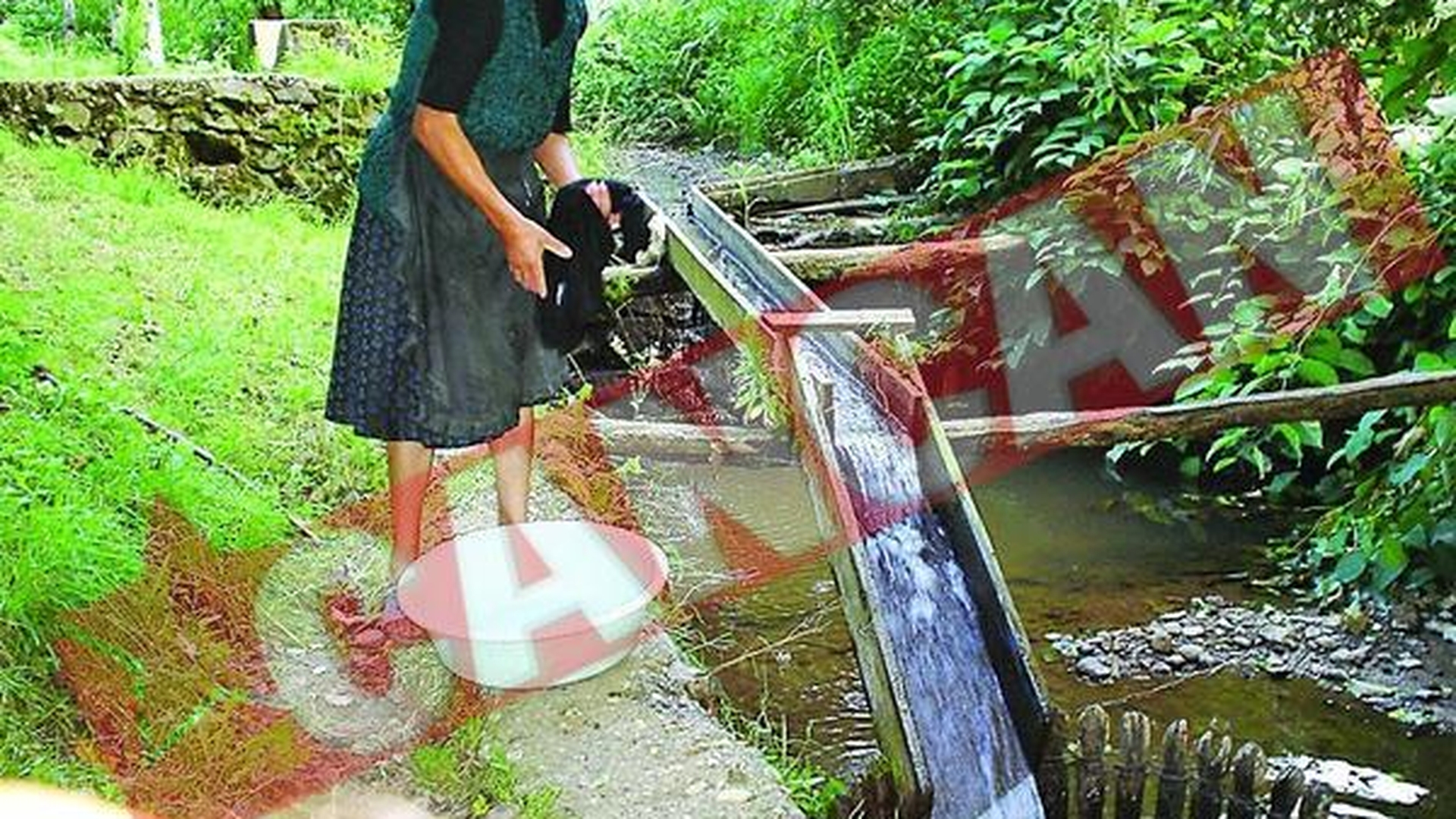 Satenii din Racsa spala rufele la valtoare
