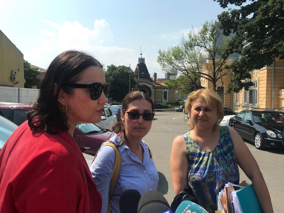 Ramona Săcărin, încadrată de două dintre avocate