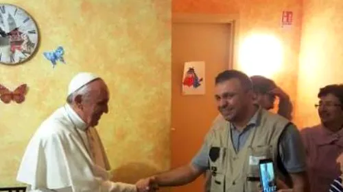 Un român generos a fost binecuvântat de Papa FRANCISC. Suberanul Pontif i-a zâmbit, i-a strâns mâna şi i-a mulţumit pentru faptele sale bune! 