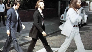 Costumul purtat de John Lennon pe trecerea de pietoni pe Abbey Road, vandut cu 47.420 de dolari