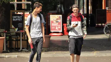 Se dă LEGE! Amenzi uriașe pentru pietonii care traversează strada în timp ce folosesc telefonul mobil