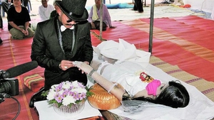 Un thailandez a demonstrat ca dragostea nu moare niciodata! S-a insurat cu cadavrul iubitei
