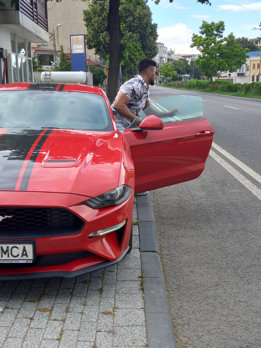 EXCLUSIV | Bogdan Mocanu a dezvăluit care a fost prima lui mașină: “M-am răsturnat cu el”. Se plimbă cu un Mustang care nu e încă al lui, iar în acte, are un Mercedes C Class Hybrid