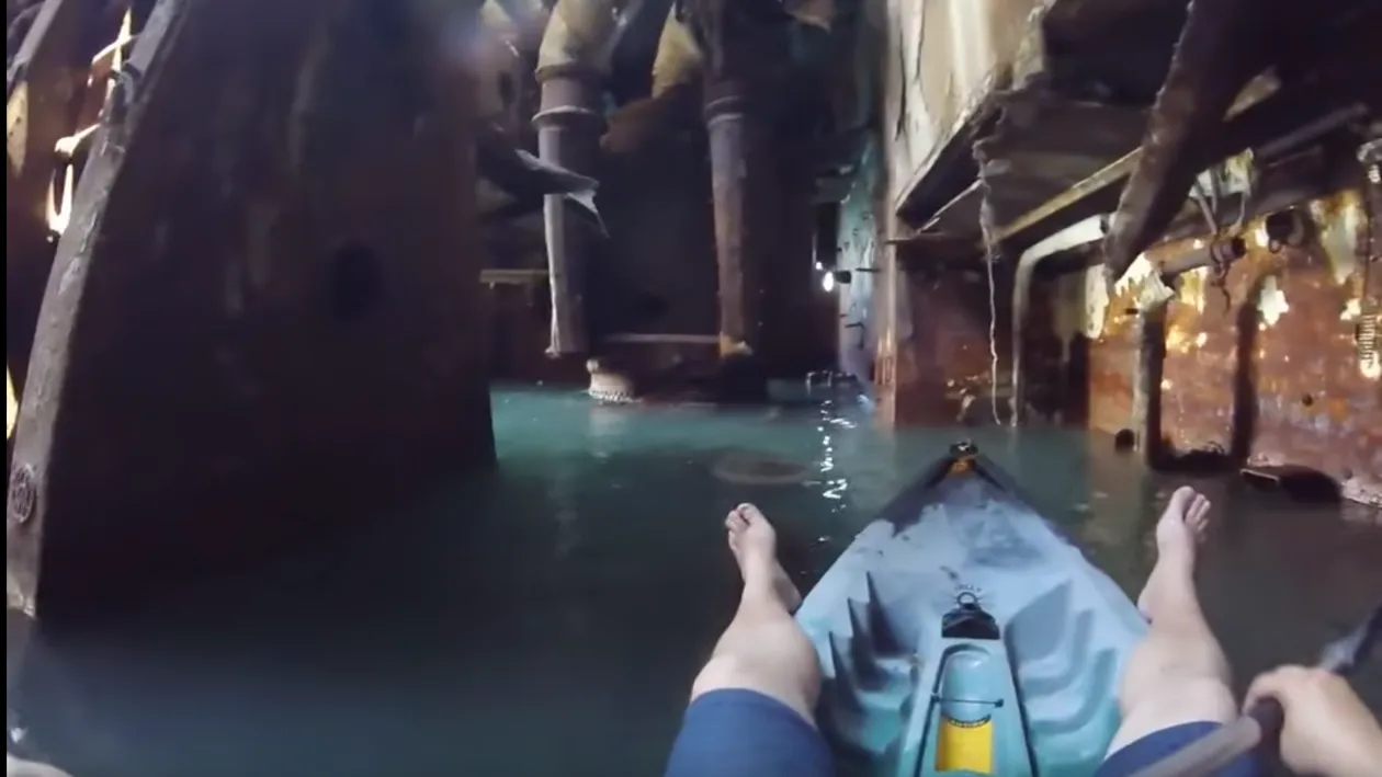 Acest turist s-a filmat în interiorul epavei din COSTINEŞTI, după ce aceasta s-a rupt în două! Iată ce s-a văzut în imagini