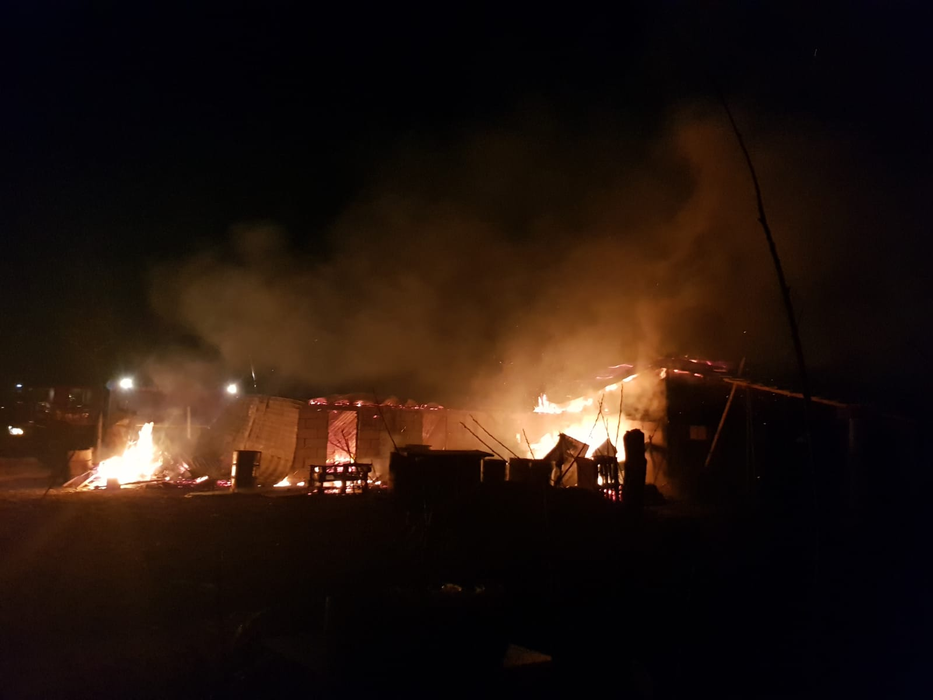 Incendiu devastator la o fermă din Giurgiu. Mama proprietarului a făcut stop cardio-respirator și a murit. Multe animale au ars de vii