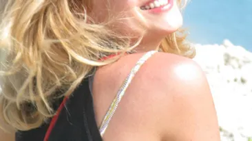 Amalia Enache a luat masa cu pescarusii si a primit in dar un camp plin de maci