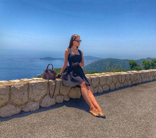 Barbie de România a pozat topless într-un avion de lux. Ce răspuns i-a dat unei prietene care i-a lăsat un comentariu sincer