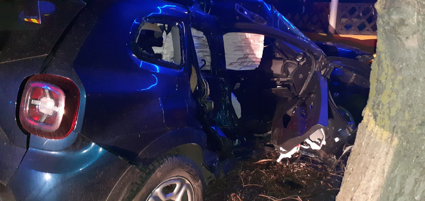 Impact devastator între un autoturism și o autoutilitară. Unul dintre șoferi este resuscitat de medici