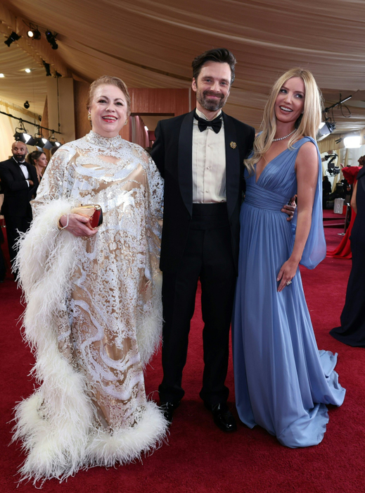 Georgeta Orlovschi (mama actorului), Sebastian Stan și Annabelle Wallis. Sursa foto: Profimedia