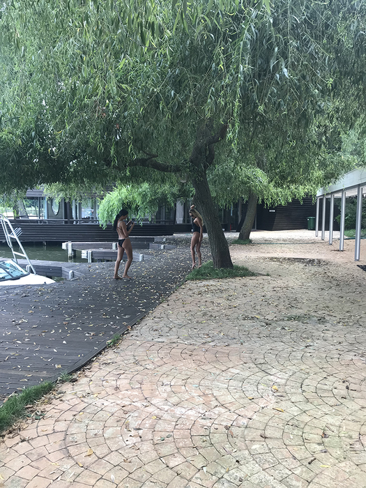 Daniela și prietena ei au încins și o sesiune foto incendiară