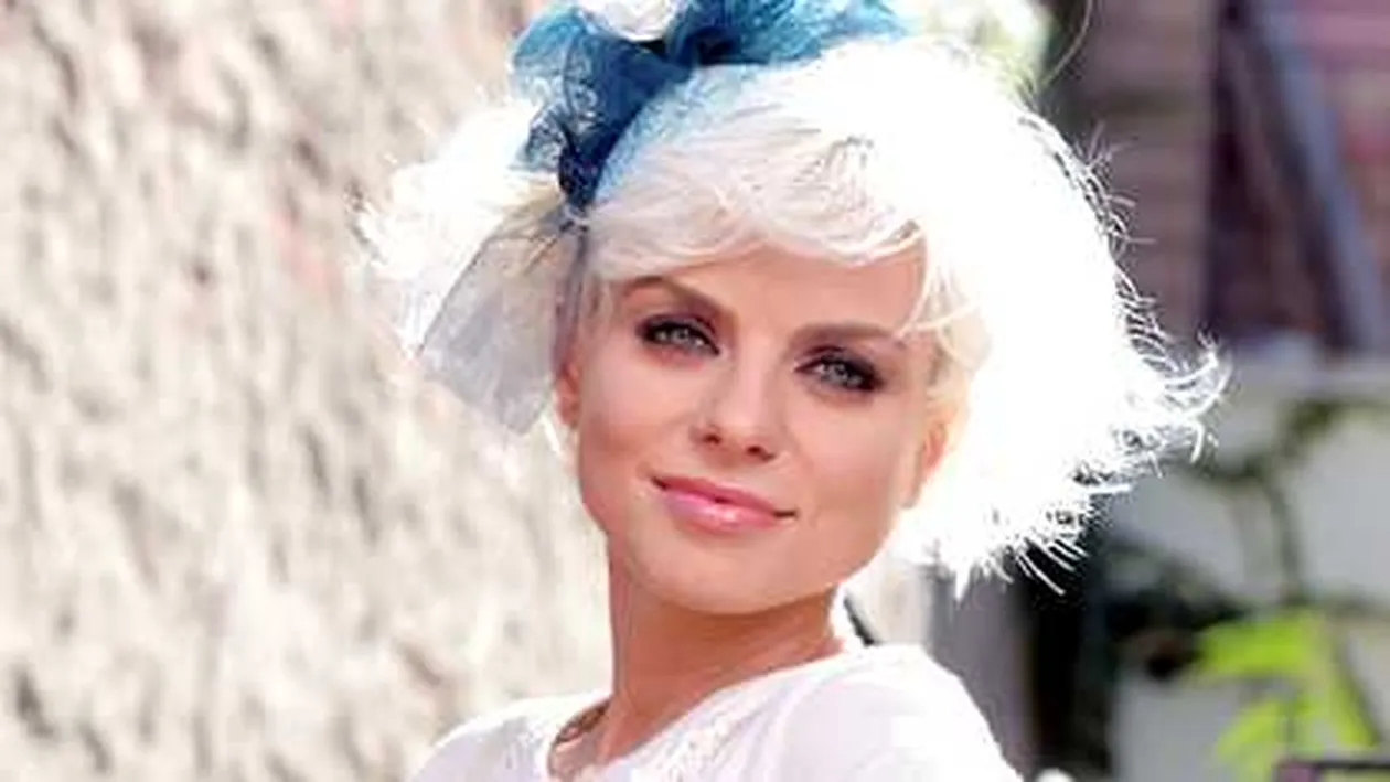 Jojo i-a compus un cantec de leagan baietelului ei! Iata ce ii canta!