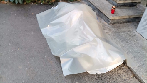 Scene șocante în Huși. Trupul unui bărbat mort a fost lăsat ore întregi pe jos,  în centrul orașului